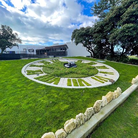 Swiss-Belhotel Napier Buitenkant foto The grass clock at the entrance to the museum