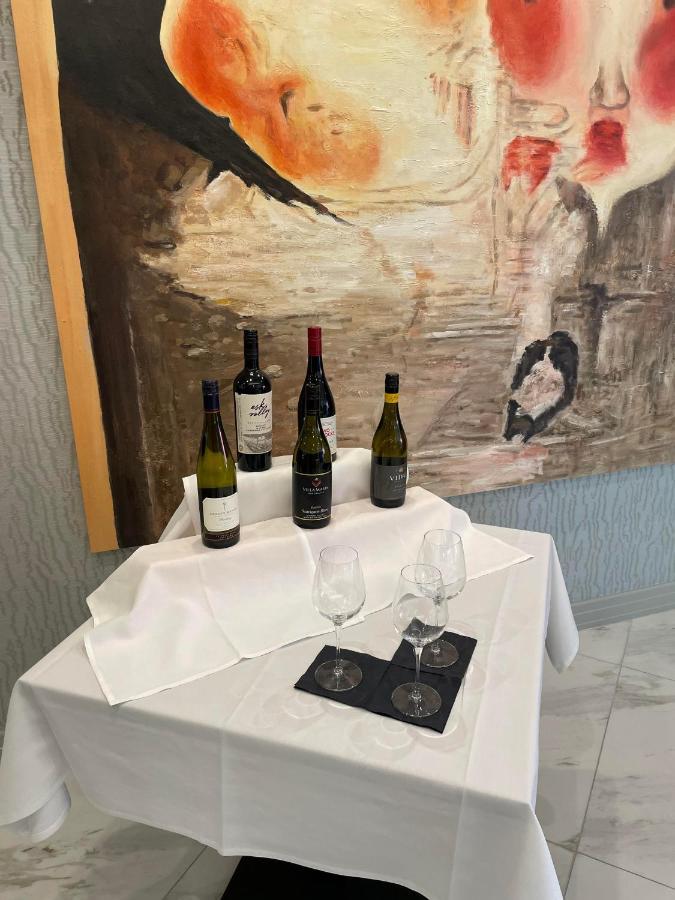 Swiss-Belhotel Napier Buitenkant foto Wines from the region