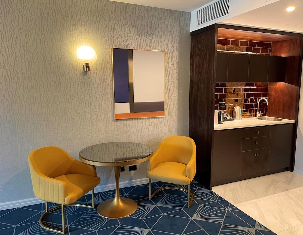 Swiss-Belhotel Napier Buitenkant foto A suite at the hotel