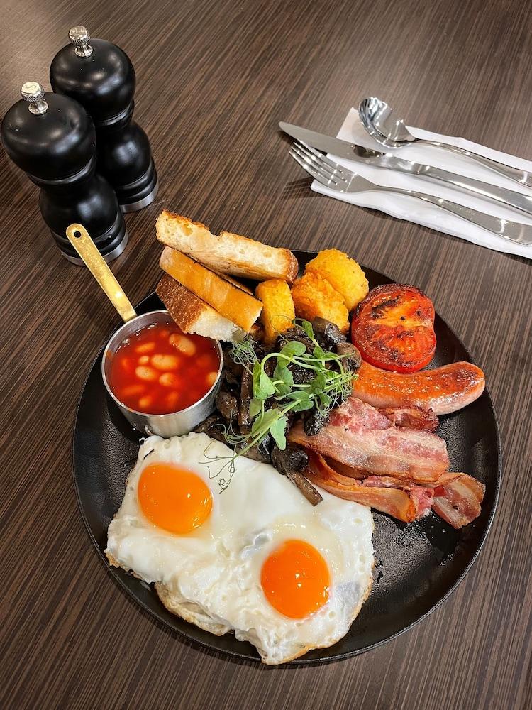 Swiss-Belhotel Napier Buitenkant foto English breakfast