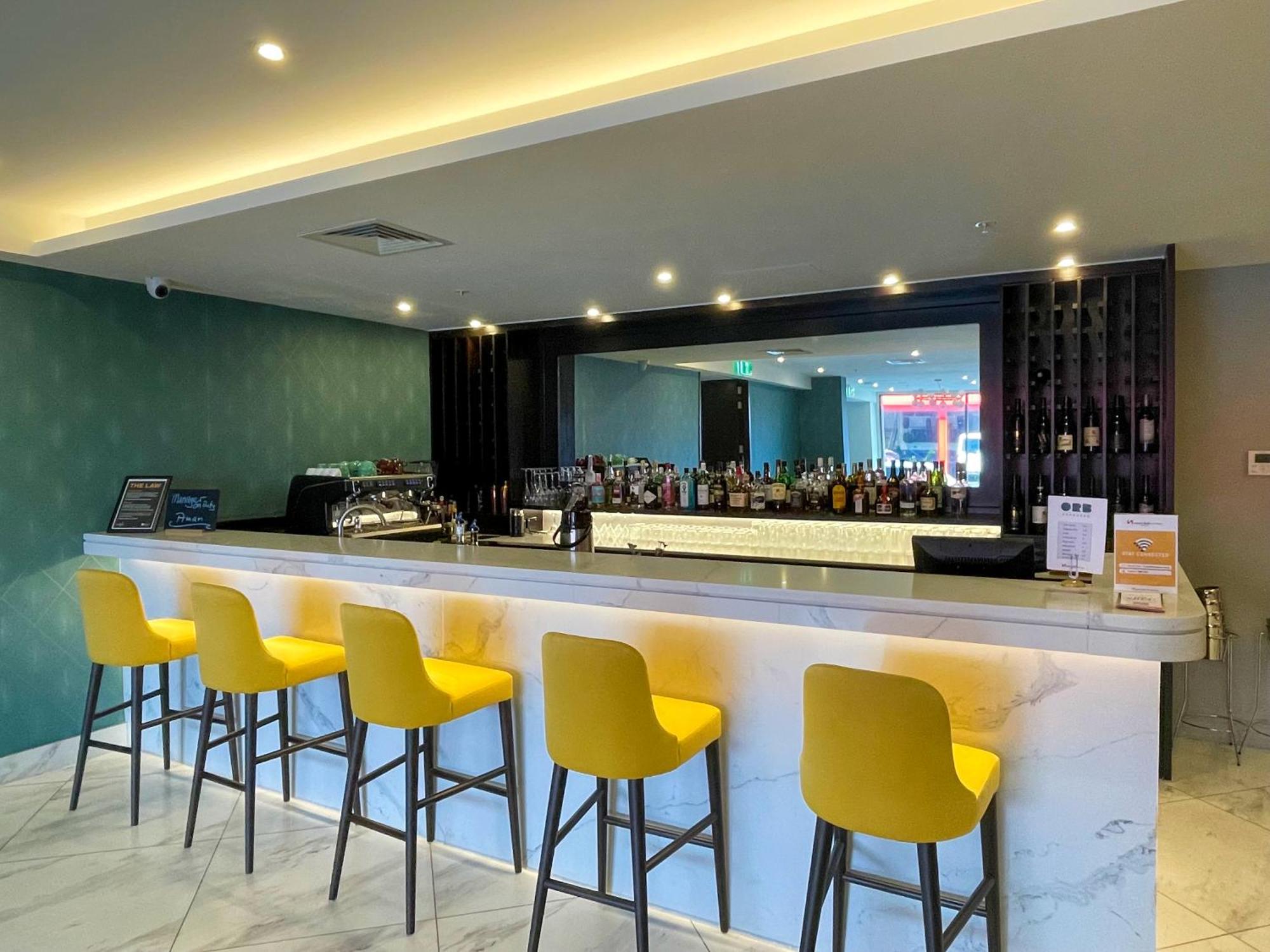 Swiss-Belhotel Napier Buitenkant foto The bar at the lounge