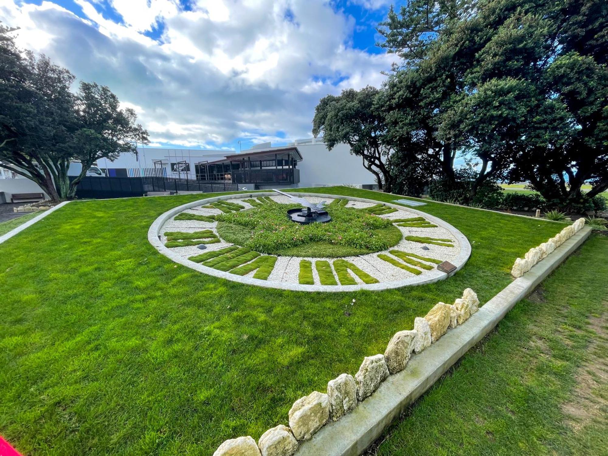 Swiss-Belhotel Napier Buitenkant foto The grass clock at the entrance to the museum